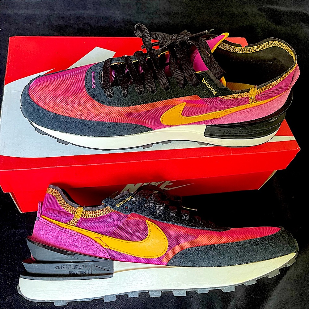 Women’s Nike Waffle One in fuchsia and gold